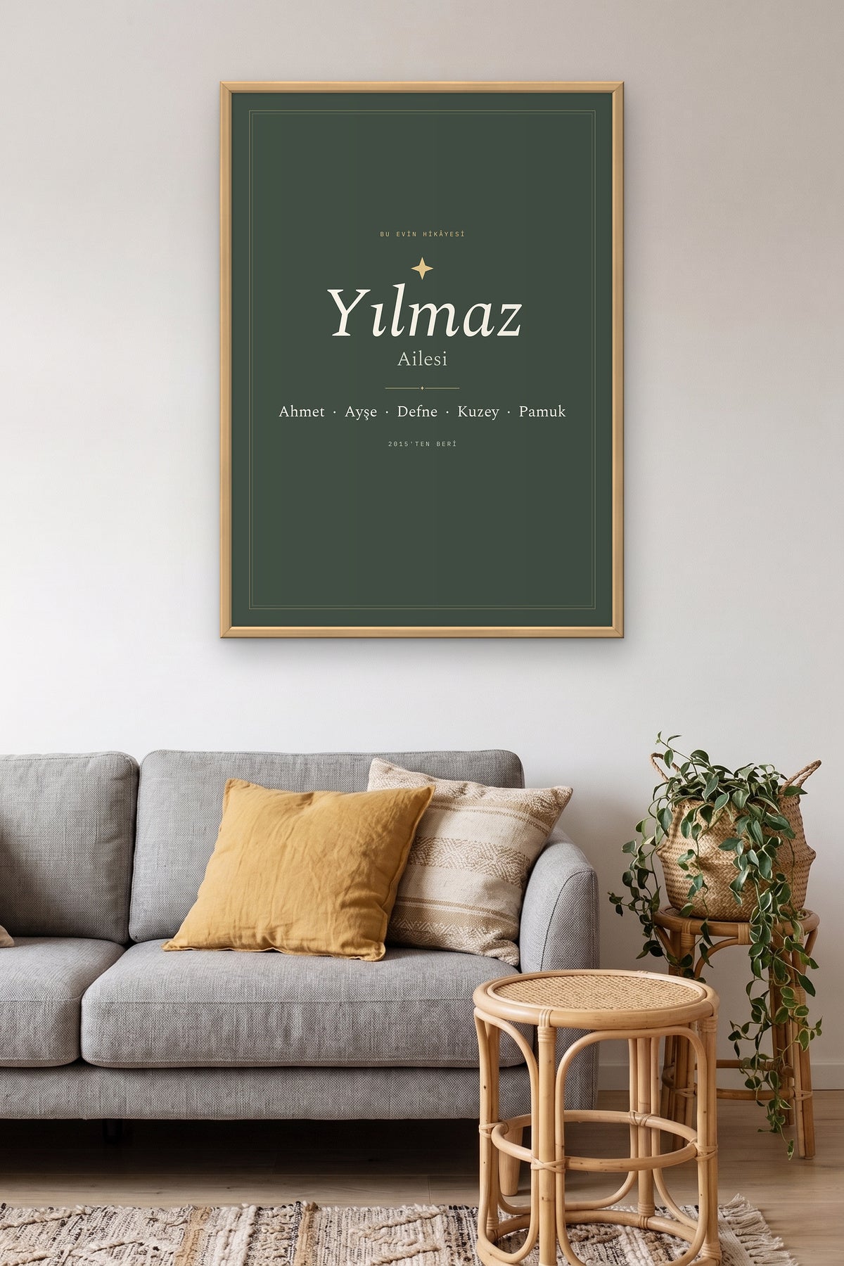 Kişiye Özel Aile İsim Tablosu salon duvarında