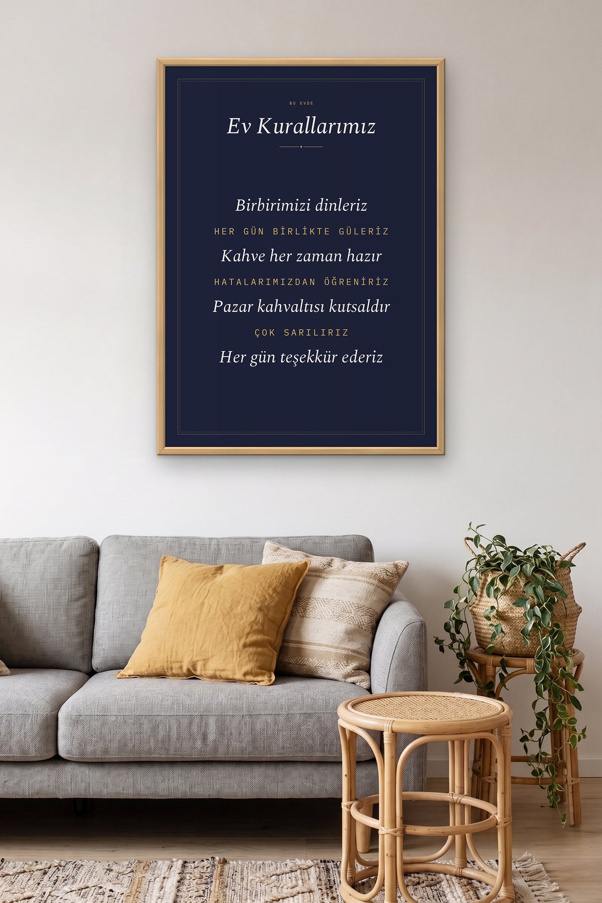 Kişiye Özel Ev Kurallarımız Tablosu salon duvarında